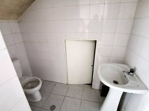 Espaço comercial à venda em plena Avenida 1º de Maio