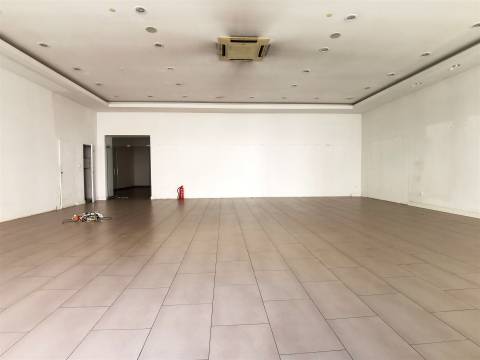 Espaço comercial à venda em plena Avenida 1º de Maio