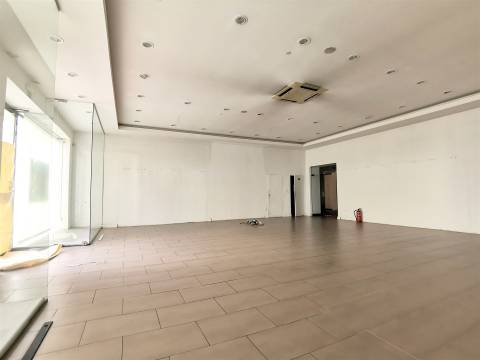 Espaço comercial à venda em plena Avenida 1º de Maio