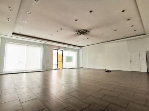 Espaço comercial à venda em plena Avenida 1º de Maio