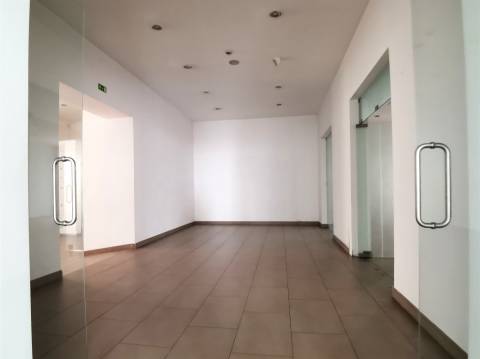 Espaço comercial à venda em plena Avenida 1º de Maio