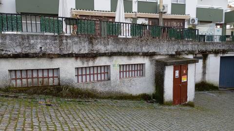 Garagem com 80m2 para venda junto á Camara Municipal em Castelo Branco.