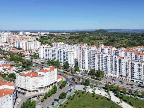 Apartamento T3 remodelado, com terraço na Qtª do Dr. Beirão, em Castelo Branco