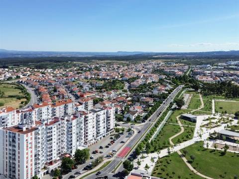 Apartamento T3 remodelado, com terraço na Qtª do Dr. Beirão, em Castelo Branco