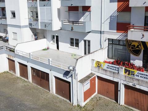 Apartamento T3 remodelado, com terraço na Qtª do Dr. Beirão, em Castelo Branco