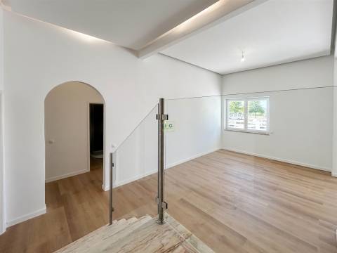 Apartamento T3 remodelado, com terraço na Qtª do Dr. Beirão, em Castelo Branco