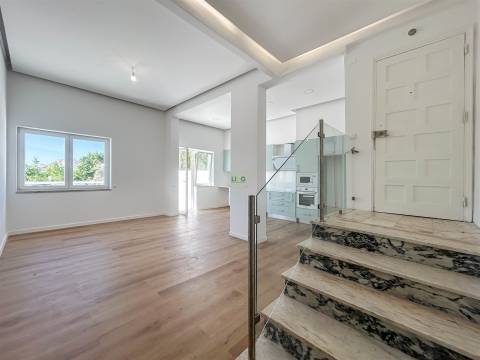 Apartamento T3 remodelado, com terraço na Qtª do Dr. Beirão, em Castelo Branco