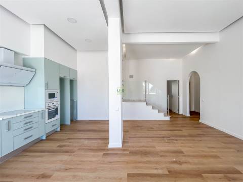 Apartamento T3 remodelado, com terraço na Qtª do Dr. Beirão, em Castelo Branco