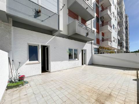 Apartamento T3 remodelado, com terraço na Qtª do Dr. Beirão, em Castelo Branco