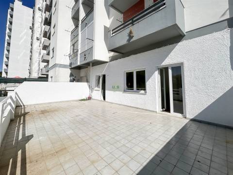 Apartamento T3 remodelado, com terraço na Qtª do Dr. Beirão, em Castelo Branco