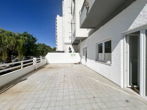 Apartamento T3 remodelado, com terraço na Qtª do Dr. Beirão, em Castelo Branco