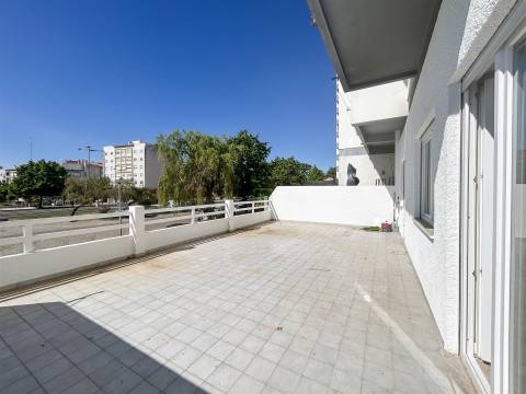 Apartamento T3 remodelado, com terraço na Qtª do Dr. Beirão, em Castelo Branco