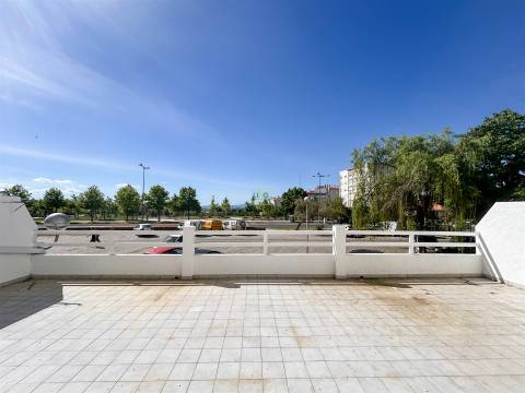 Apartamento T3 remodelado, com terraço na Qtª do Dr. Beirão, em Castelo Branco