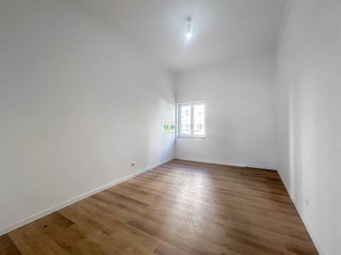 Apartamento T3 remodelado, com terraço na Qtª do Dr. Beirão, em Castelo Branco