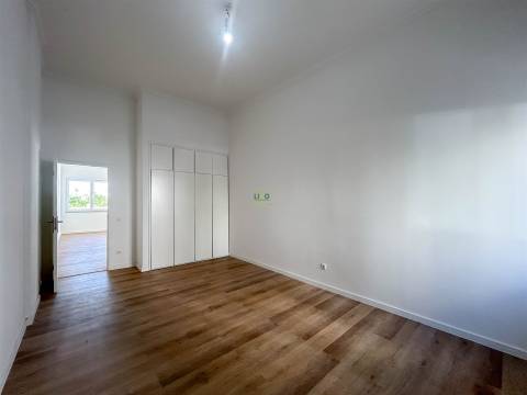 Apartamento T3 remodelado, com terraço na Qtª do Dr. Beirão, em Castelo Branco