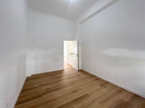 Apartamento T3 remodelado, com terraço na Qtª do Dr. Beirão, em Castelo Branco