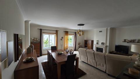 Apartamento T4 com garagem fechada na Qtª da Carapalha, em Castelo Branco