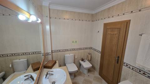 Apartamento T4 com garagem fechada na Qtª da Carapalha, em Castelo Branco