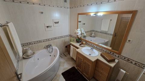 Apartamento T4 com garagem fechada na Qtª da Carapalha, em Castelo Branco