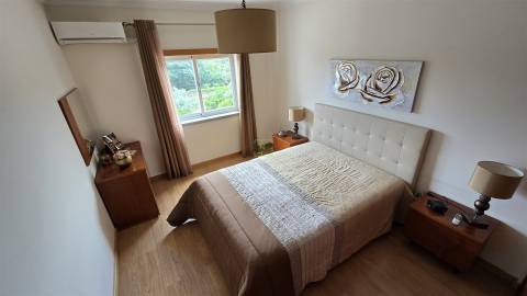 Apartamento T4 com garagem fechada na Qtª da Carapalha, em Castelo Branco