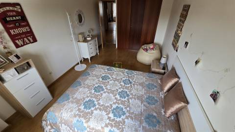 Apartamento T4 com garagem fechada na Qtª da Carapalha, em Castelo Branco