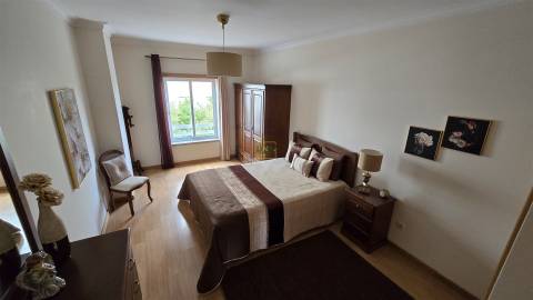 Apartamento T4 com garagem fechada na Qtª da Carapalha, em Castelo Branco