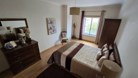 Apartamento T4 com garagem fechada na Qtª da Carapalha, em Castelo Branco