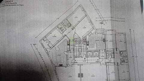 Apartamento T4 com garagem fechada na Qtª da Carapalha, em Castelo Branco