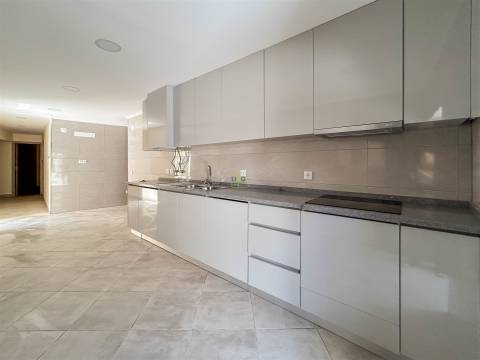 Excelente Oportunidade de Negócio: Moradia V6, em pleno centro da cidade.