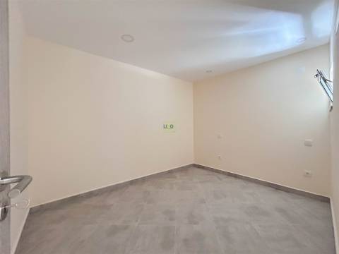 Excelente Oportunidade de Negócio: Moradia V6, em pleno centro da cidade.