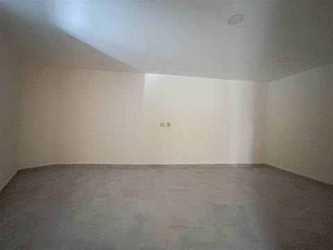 Excelente Oportunidade de Negócio: Moradia V6, em pleno centro da cidade.