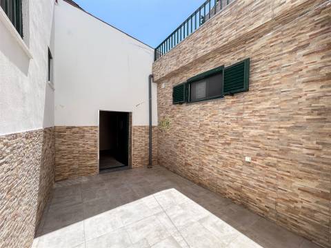 Excelente Oportunidade de Negócio: Moradia V6, em pleno centro da cidade.