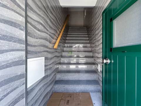 Excelente Oportunidade de Negócio: Moradia V6, em pleno centro da cidade.