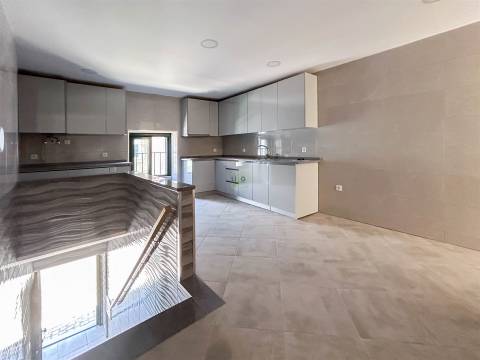 Excelente Oportunidade de Negócio: Moradia V6, em pleno centro da cidade.