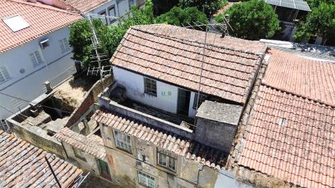 Moradia para remodelação total, com quintal e terraço.