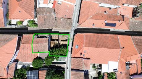 Moradia para remodelação total, com quintal e terraço.