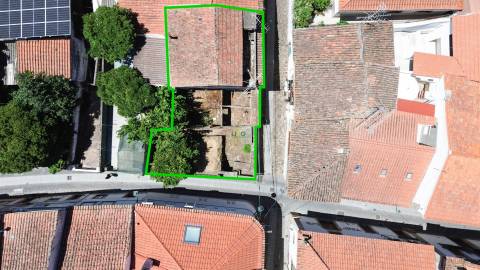 Moradia para remodelação total, com quintal e terraço.