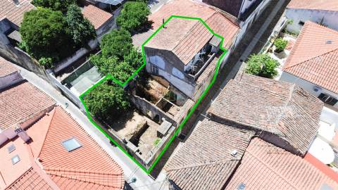 Moradia para remodelação total, com quintal e terraço.