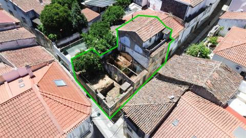 Moradia para remodelação total, com quintal e terraço.