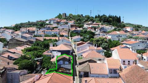 Moradia para remodelação total, com quintal e terraço.