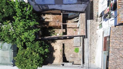 Moradia para remodelação total, com quintal e terraço.