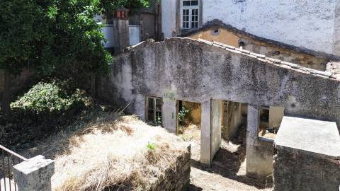 Moradia para remodelação total, com quintal e terraço.