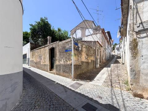 Moradia para remodelação total, com quintal e terraço.