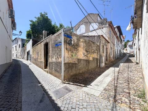 Moradia para remodelação total, com quintal e terraço.