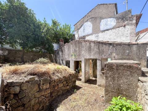 Moradia para remodelação total, com quintal e terraço.