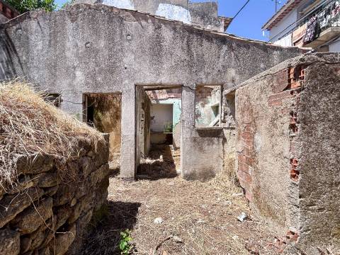 Moradia para remodelação total, com quintal e terraço.
