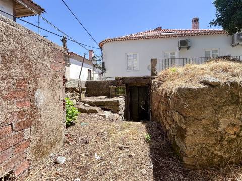Moradia para remodelação total, com quintal e terraço.