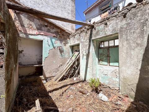 Moradia para remodelação total, com quintal e terraço.