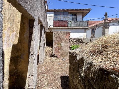 Moradia para remodelação total, com quintal e terraço.