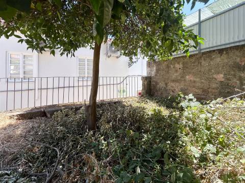 Moradia para remodelação total, com quintal e terraço.